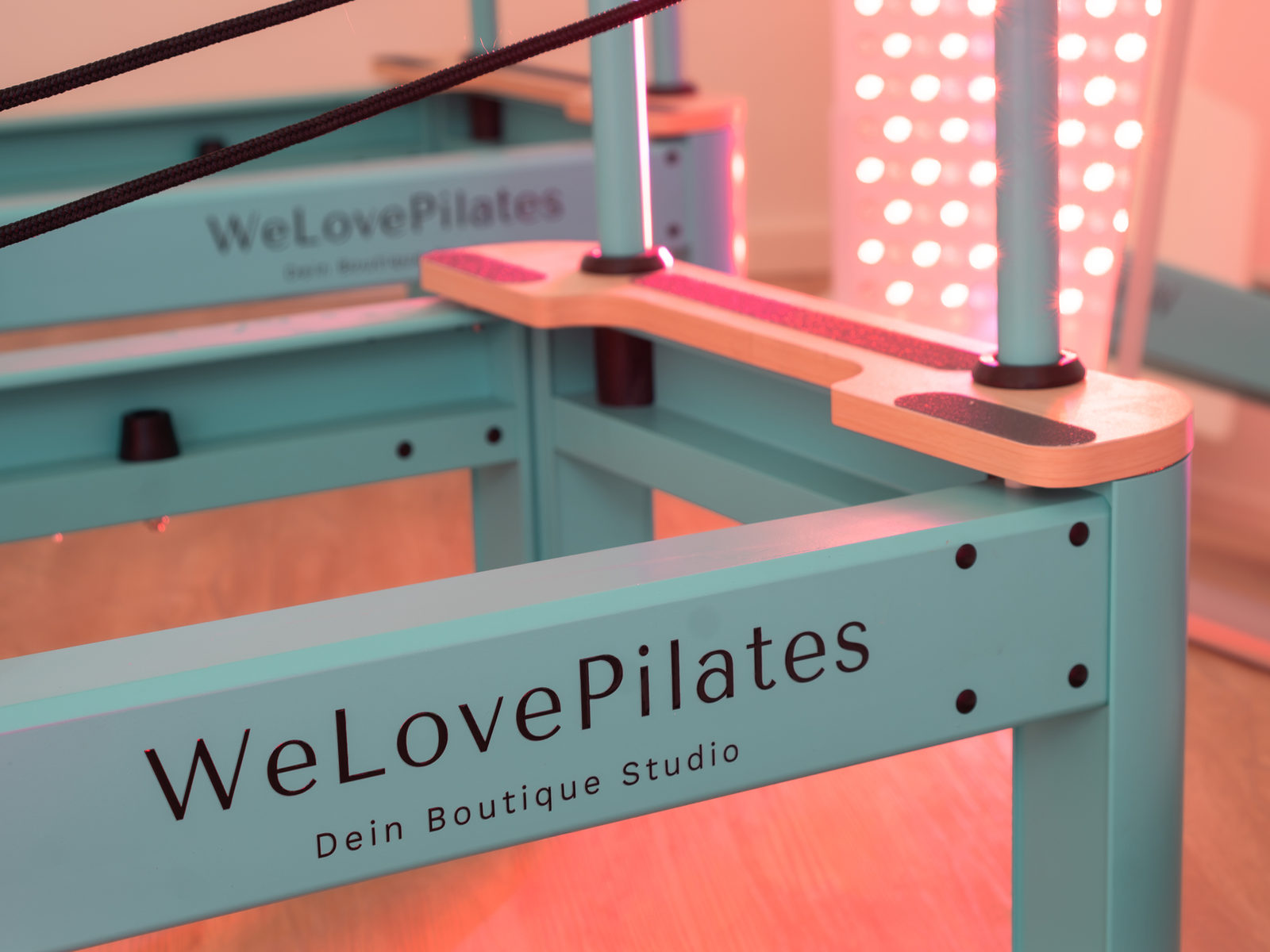 Reformer mit Rotlicht bei WeLovePilates